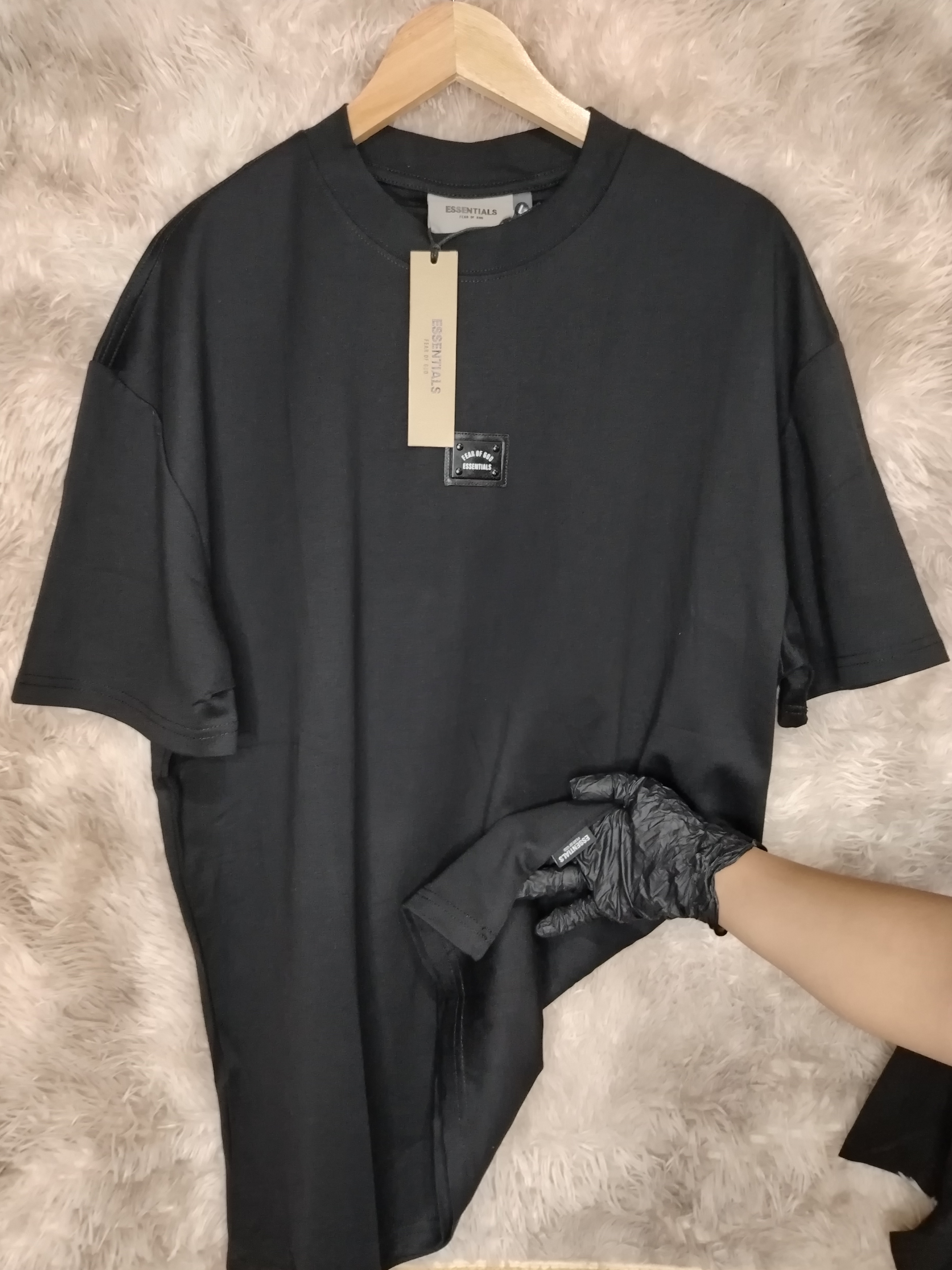Camiseta Oversize color negro con estilo minimalista y urbano.