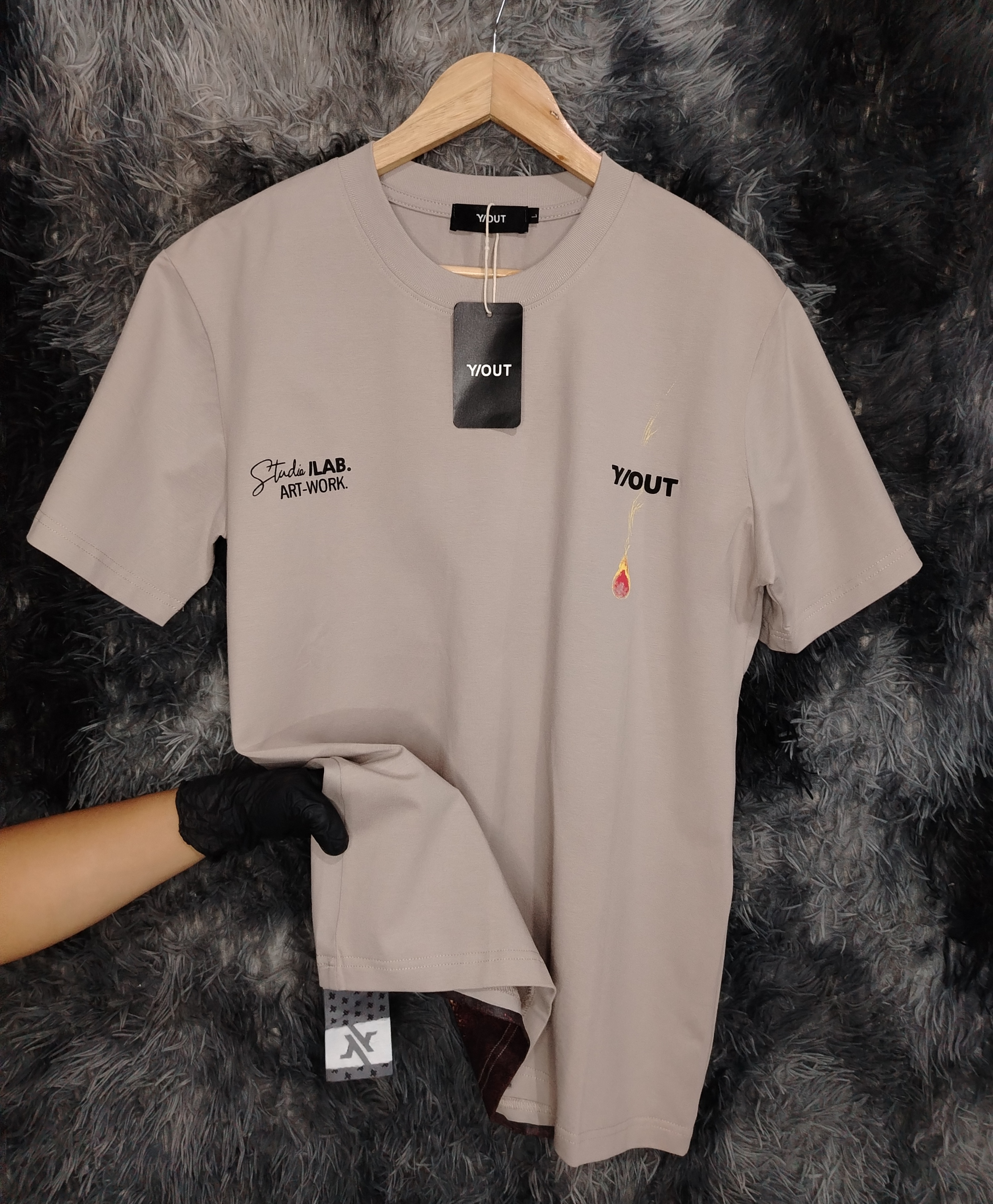 Camiseta Y/OUT 1.1 TELA FRIA PESADA