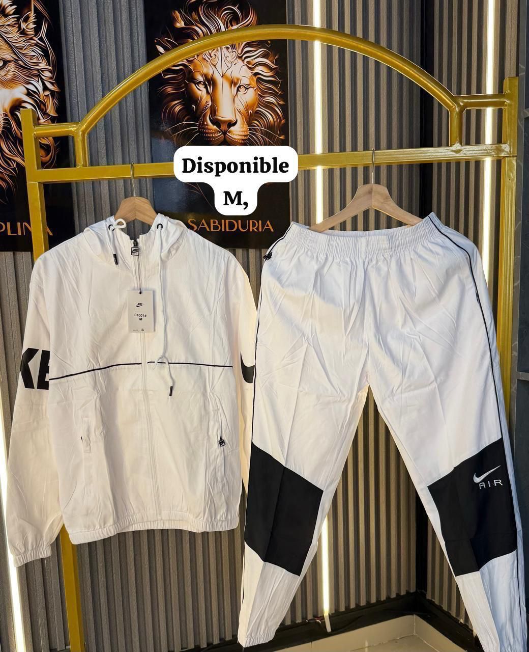 Conjunto Nike Blanco con detalles Negros