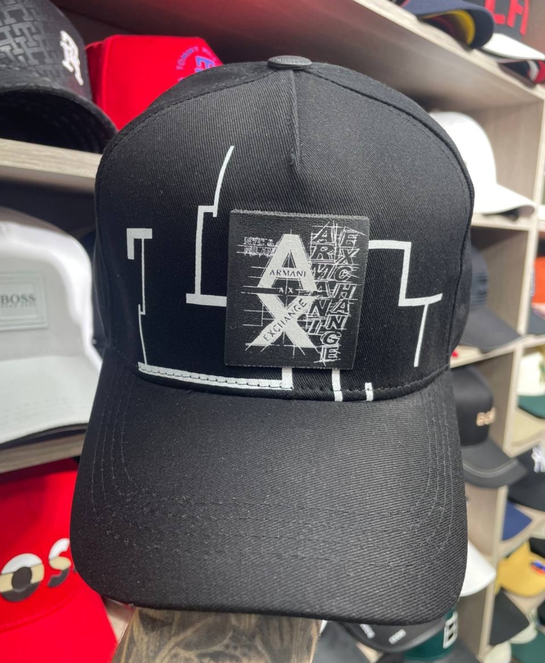 Gorra Armani diseño geométrico moderno y urbano.