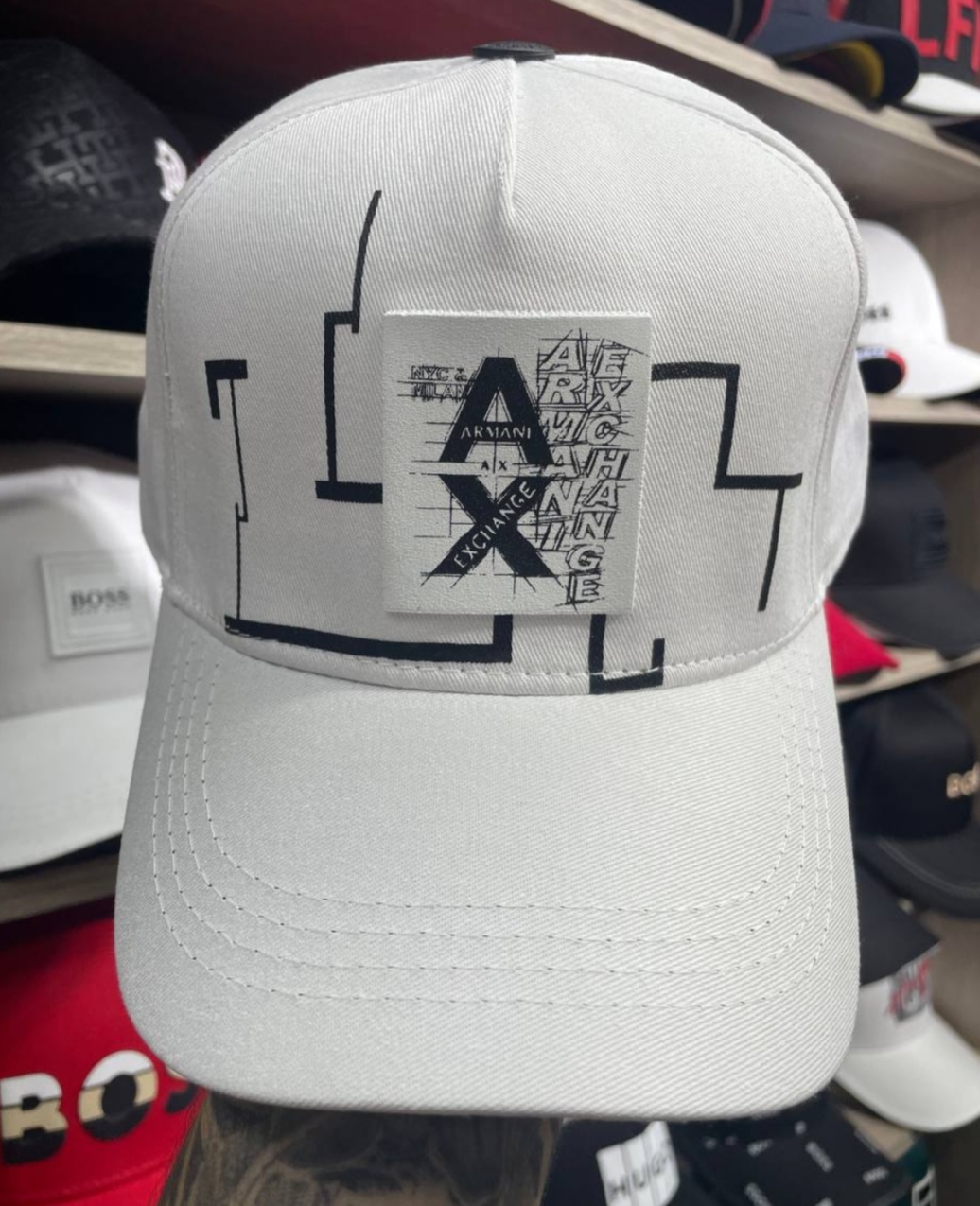 Gorra Armani diseño geométrico moderno y urbano.