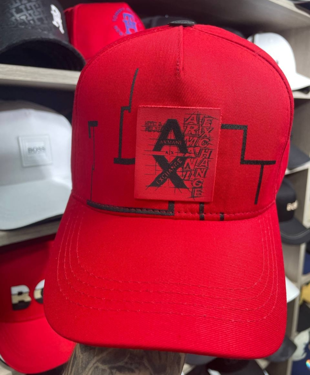 Gorra Armani diseño geométrico moderno y urbano.