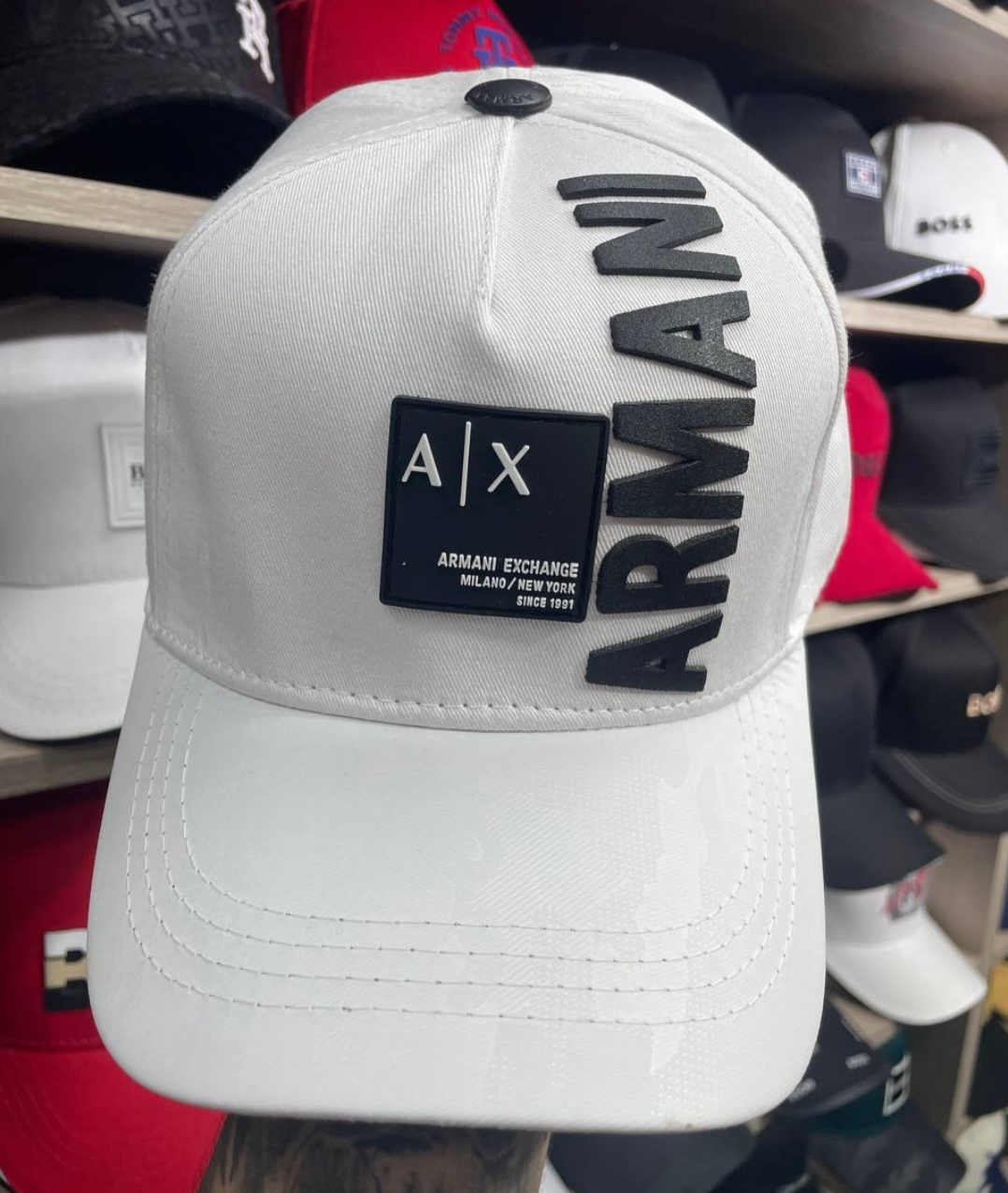 Gorra Armani perfecta para un enfoque juvenil y callejero.