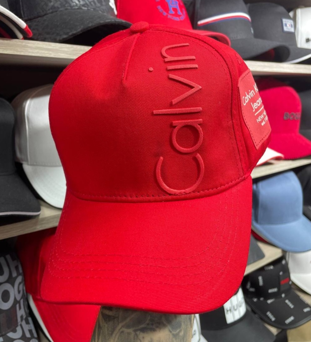 Gorra Calvin Klein color rojo con el logo vertical