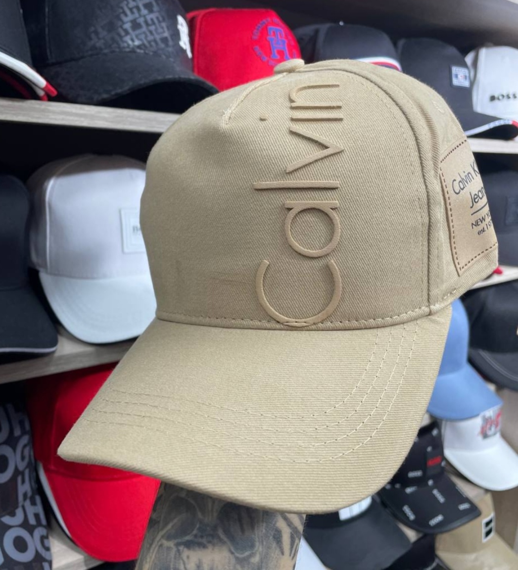 Gorra Calvin Klein negra color beige con el logo vertical