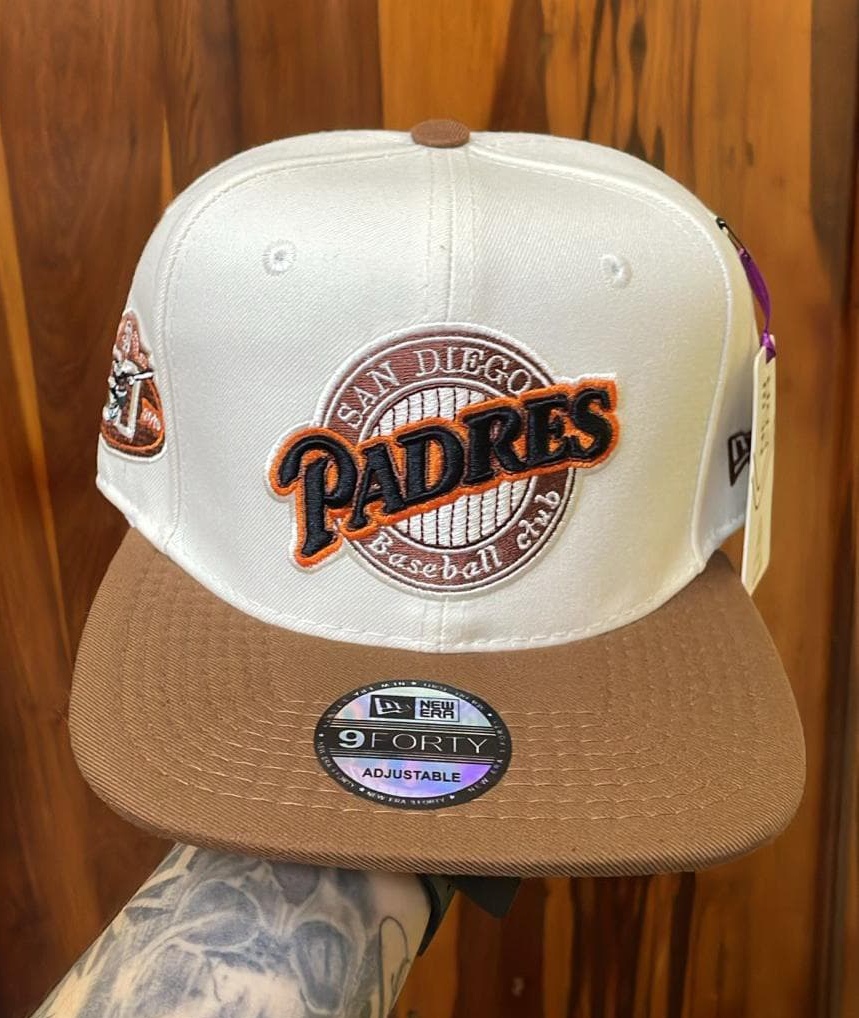 Gorra enfatiza el bordado curvo “San Diego” y el estilo clásico