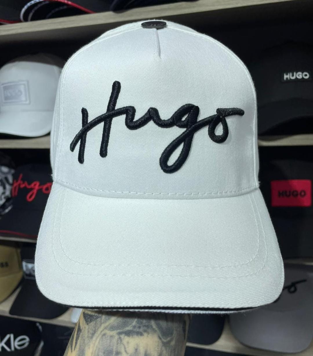 Gorra Hugo Blanca en cursiva negra