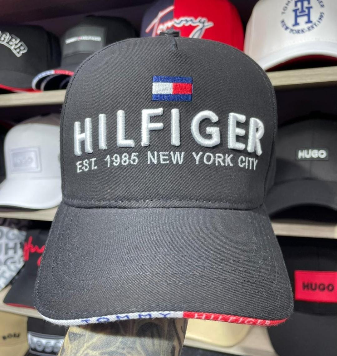 Gorra Tommy color negro logo bordado