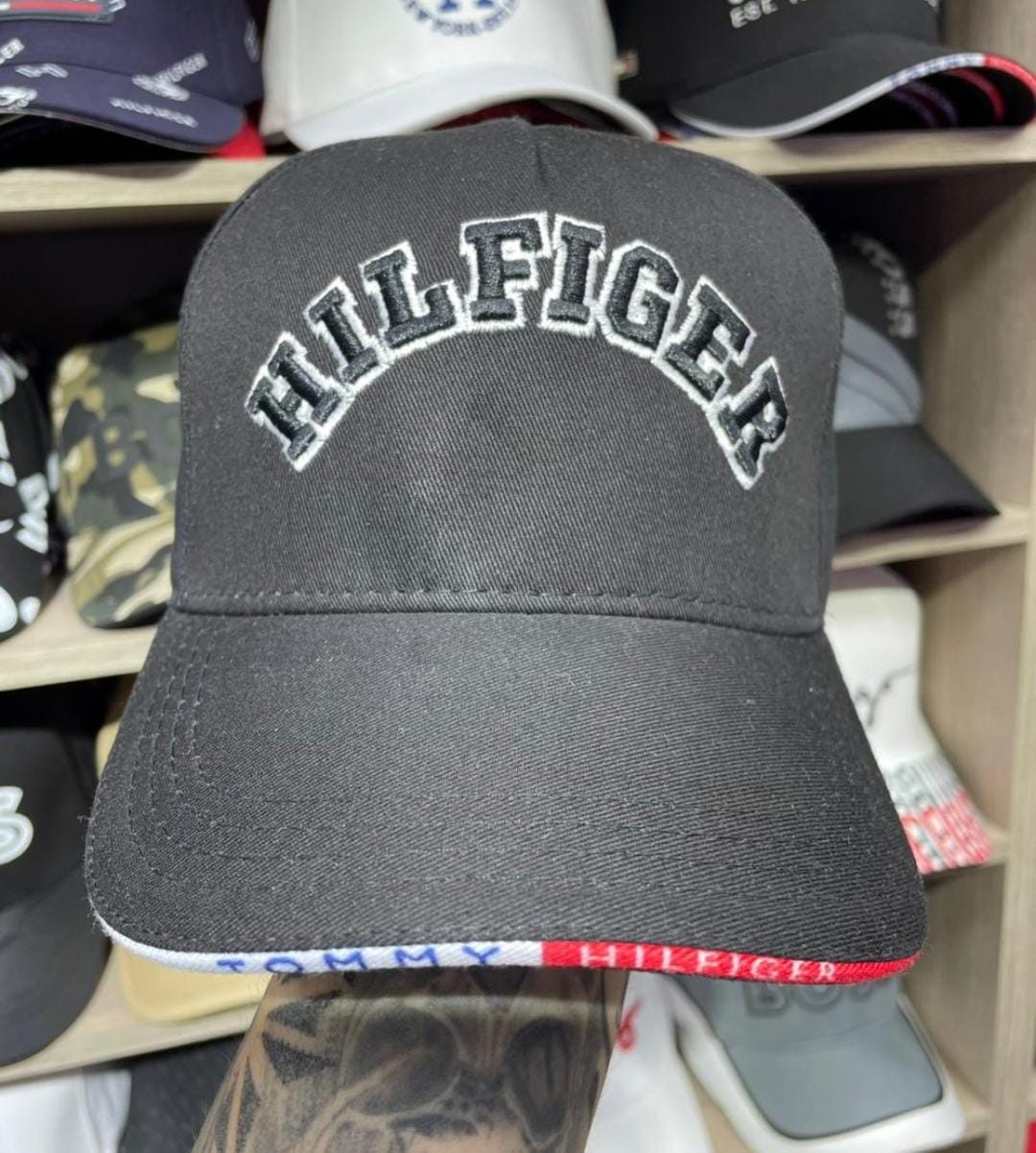 Gorra Tommy color negro logo bordado imagen 2