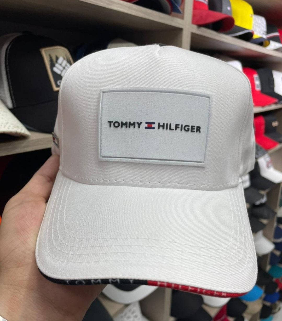 Gorra Tommy Hilfiger con logo rectangular clásico, versátil y elegante.