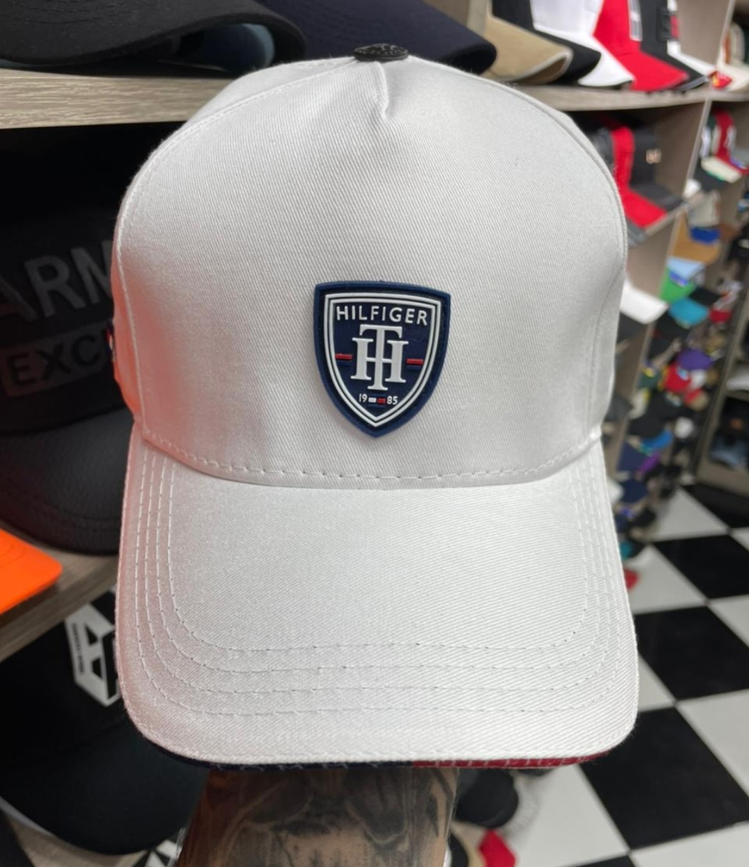 Gorra Tommy Hilfiger de color blanco transmite limpieza y elegancia 🇨🇴.
