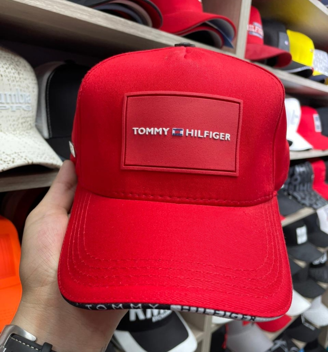 Gorra Tommy Hilfiger de color rojo urbana y temporal.