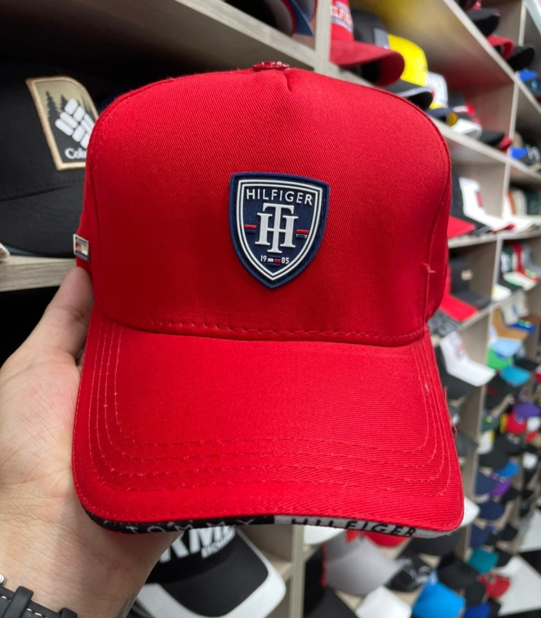 Gorra Tommy Hilfiger de color rojo 💥