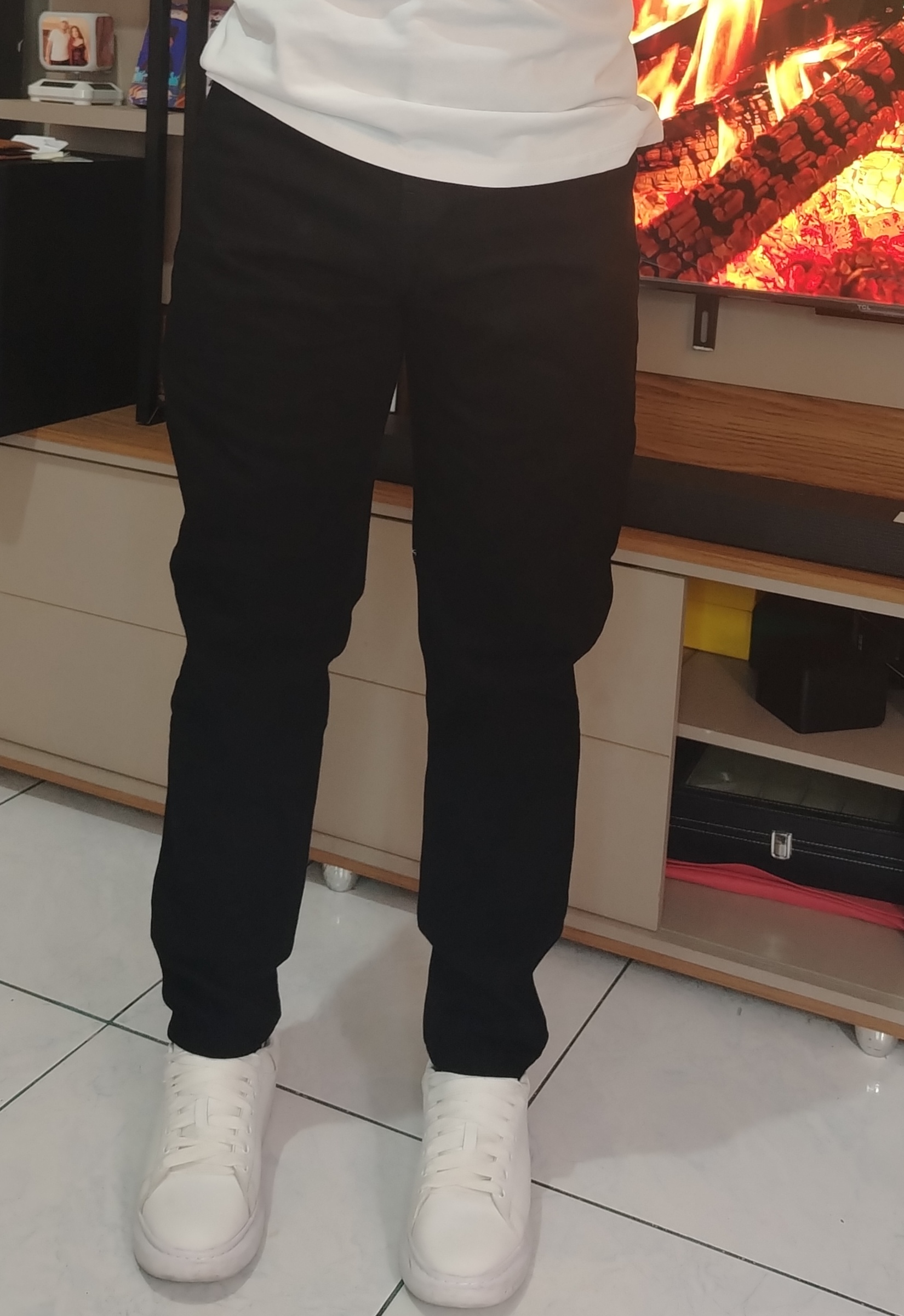 Mom Jeans color negro enfatiza la comodidad perfecto para un estilo relajado.