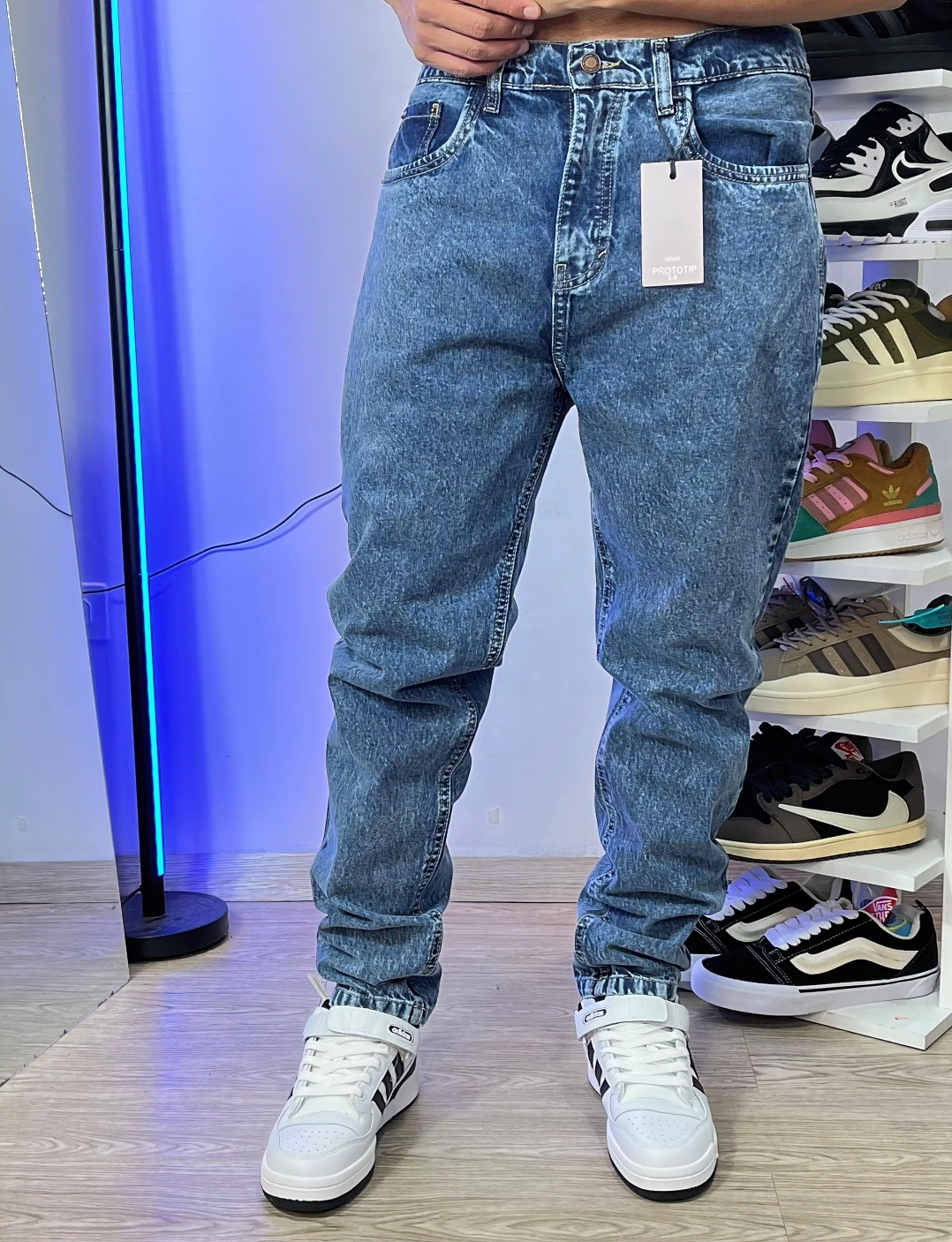 Mom Jeans urbano y versátil, ideal para estilos casuales.